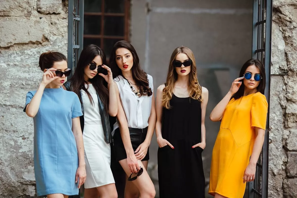 Gaya yang Berbicara: Bagaimana Outfit Mempengaruhi Persepsi Sosial